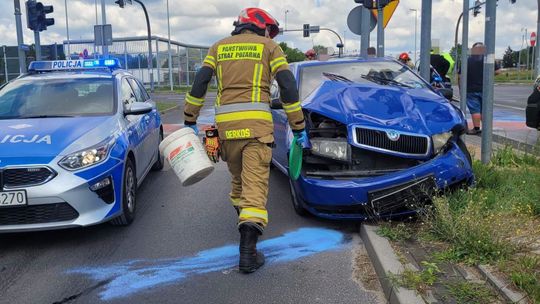 Poważny wypadek na skrzyżowaniu. Rozbita skoda i mercedes bez koła