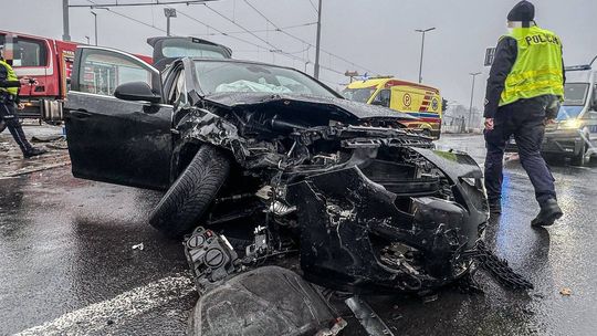 Poważny wypadek na skrzyżowaniu ze światłami. Trzy osoby w szpitalu