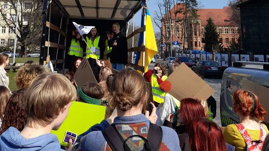 Protestujący na ulicy wznosili okrzyki