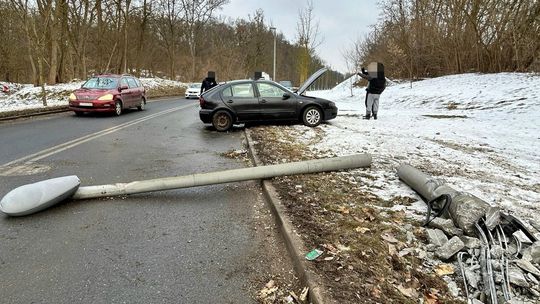 Przyczynami były śliska nawierzchnia i niedostosowanie prędkości