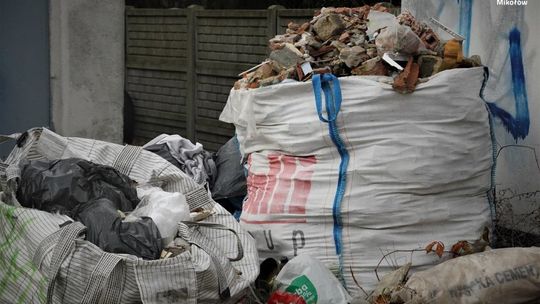 Podjeżdżają i wyrzucają worki z bagażnika. Kary idą w dziesiątki tysięcy złotych