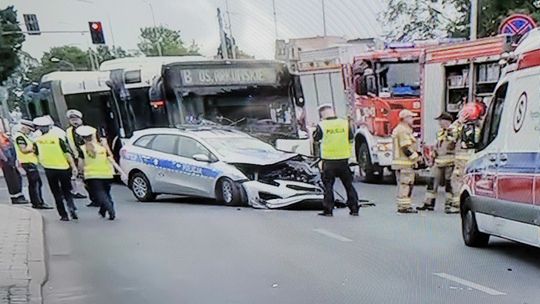 Radiowóz zderzył się z autobusem komunikacji miejskiej. Ranni i utrudnienia