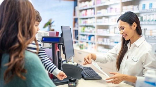 Nowe uprawnienia aptekarzy 2026. Farmaceuta wystawi receptę kontynuowaną na 120 dni przez IKP