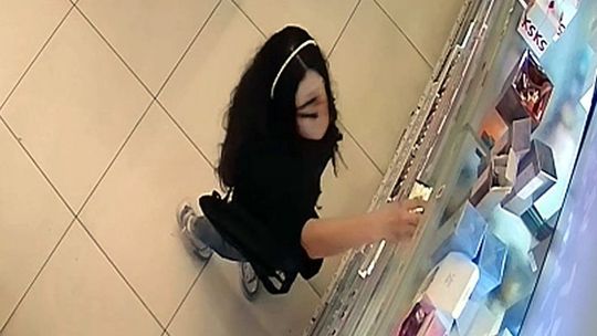 Recydywa czy impuls? Podejrzana o kradzież kosmetyków usłyszała zarzuty i przyznała się do winy