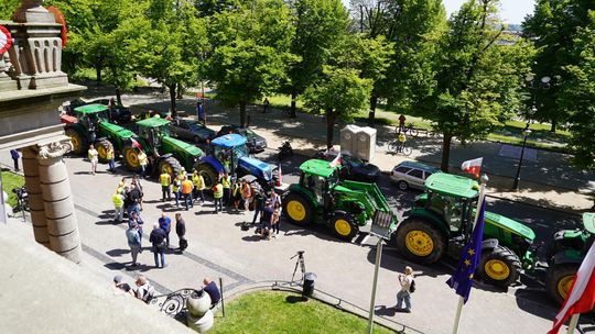 Rolnicy protestują przed Urzędem Wojewódzkim w Szczecinie