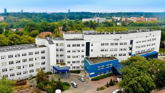 Rośnie liczba hospitalizowanych oraz wymagających podłączenia do respiratora