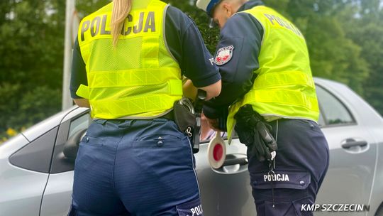 Ruszył z odsieczą do zatrzymanej w kontroli drogowej. Przeszarżowali obydwoje