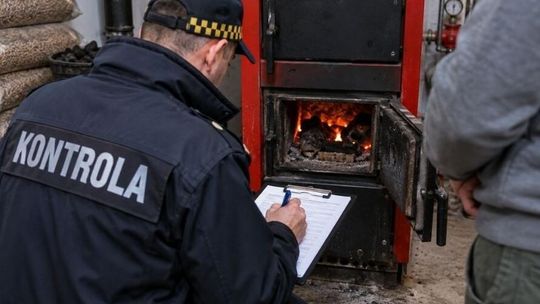 Kto może sprawdzić twój piec i opał. Przepisy, wysokie grzywny oraz uprawnienia kontrolerów