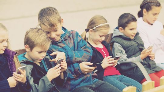 Wielki ban dla uczniów: Polska wprowadzi ostre restrykcje, których chce blisko 80% obywateli Wielki ban dla uczniów: Polska wprowadzi ostre restrykcje, których chce blisko 80% obywateli