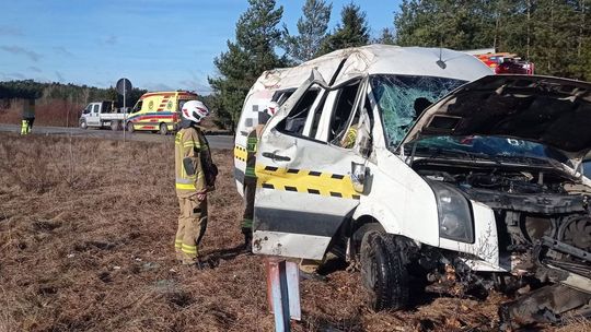 Samochód dostawczy w rowie, jedna osoba trafiła do szpitala Samochód dostawczy w rowie, jedna osoba trafiła do szpitala