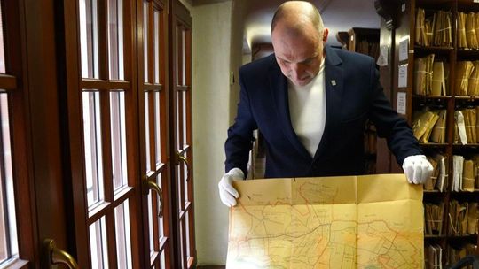 Sensacyjne znalezisko na południu województwa. Historyczne mapy i plany wodne przekazane wojewodzie Sensacyjne znalezisko na południu województwa. Historyczne mapy i plany wodne przekazane wojewodzie