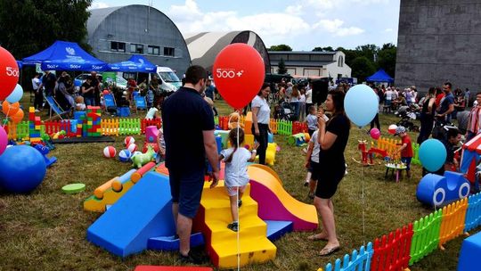 Siedzące misie jeżdżą po Polsce promując PiS. Pikniki 800 plus kosztują ogromne pieniądze