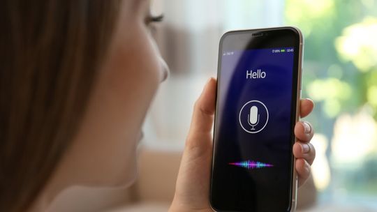 Siri niestety nie mówi po polsku. Premier Tusk rozmawiał o tym z Apple