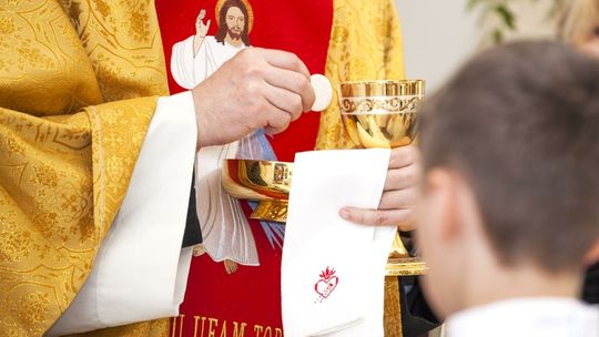 Skandal w parafii. Pijany ksiądz miał problem z udzieleniem komunii