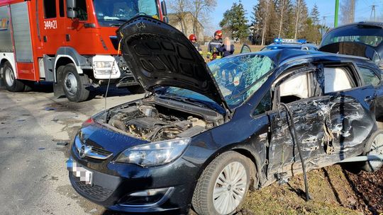 Skasowany Opel i rozbite Volvo. Służby ratunkowe w akcji zaraz po zderzeniu