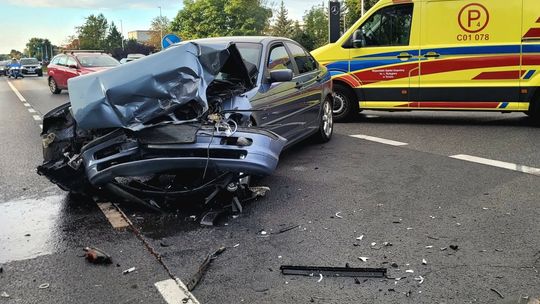 Skutki chwili nieuwagi za kółkiem. Groźna kolizja BMW i Mazdy pokazała siłę uderzenia