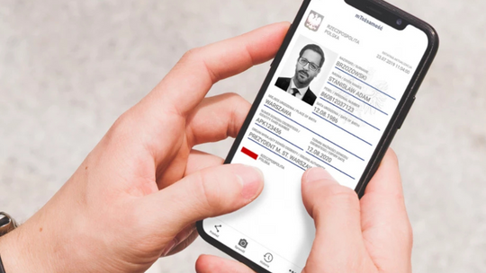 Smartfon dokumentów tożsamości. Z takim mObywatelem to i do Unii Europejskiej