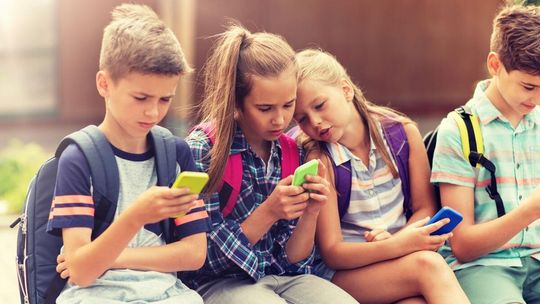 Wiemy, co rodzice sądzą o zakazie korzystanie ze smartfonów w szkołach