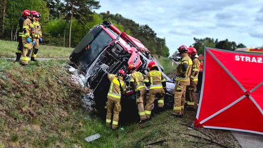 Śmiertelne zderzenie na drodze wojewódzkiej. Samochód osobowy wbił się w transport drewna
