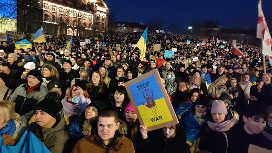 „Solidarni z Ukrainą”. Tłumy na placu Solidarności [FOTO]