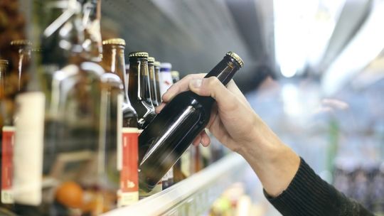 Drinki i piwa smakowe mają mniej alkoholu niż mówi etykieta