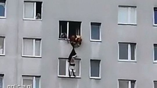 Stanął w oknie i chciał skoczyć. Uniemożliwili mu zrobienie sobie krzywdy
