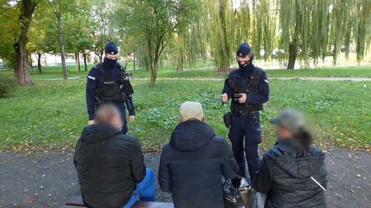 Stary cwaniak i policjanci z ogniem w oczach