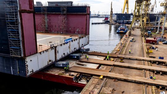 Swoisty chrzest w Odrze. Gigant ze stali osiadł w szczecińskich nurtach