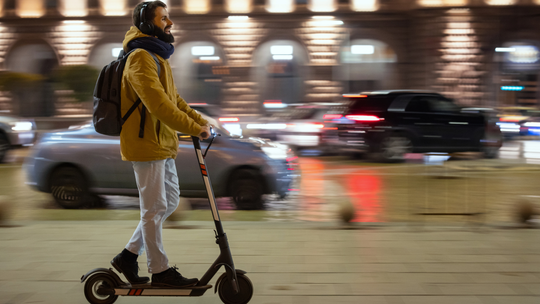 Szara strefa i hulajnogi. Mnóstwo niebezpiecznych hulajnóg trafia do naszego kraju Szara strefa i hulajnogi. Mnóstwo niebezpiecznych hulajnóg trafia do naszego kraju
