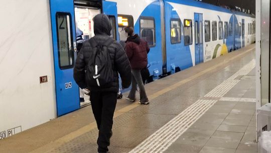 Szczecin: Pociągi wracają na stałe trasy. Kluczowe linie ze stolicy regionu już przejezdne Szczecin: Pociągi wracają na stałe trasy. Kluczowe linie ze stolicy regionu już przejezdne