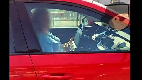 Miała laptop na kolanach i jechała [WIDEO]