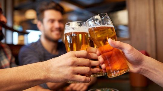 Tak pije się obecnie w Polsce. Wódka bez zmian, wino na plusie Tak pije się obecnie w Polsce. Wódka bez zmian, wino na plusie