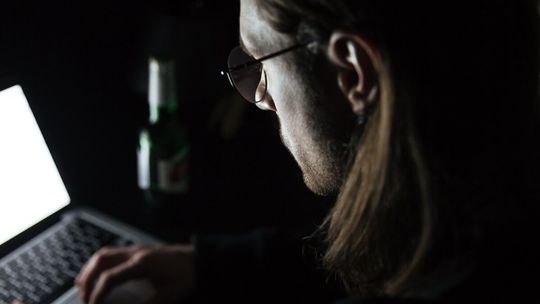 Mechanizm przejmowania konta WhatsApp. Cyberatak i Żabka