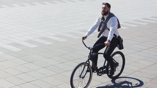 Drożyzna na stacjach benzynowych. Modny rower gravel staje się nową alternatywą dla samochodu