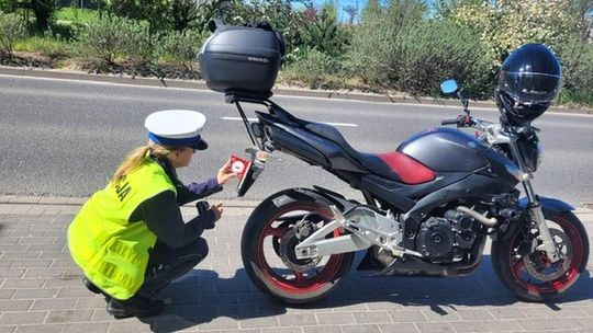 Tego jeszcze policjanci nie robili. Funkcjonariusze od tego roku zaczęli patrolować ulice z kątomierzami [ZDJĘCIA]