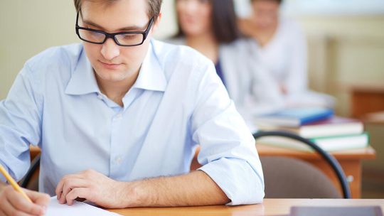 Koniec marzeń o studiach przez smartfon. Dyrektor CKE zapowiada kolejne unieważnienia