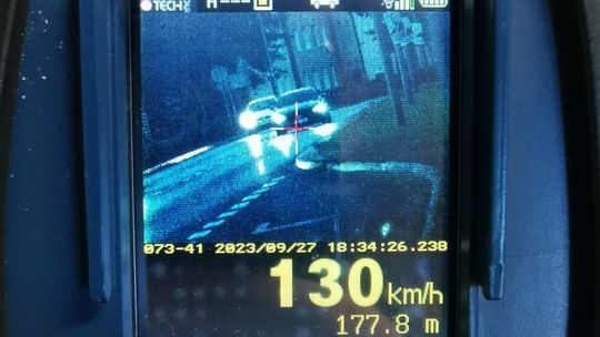 Ten mercedes jechał z prędkością 130 km/h przez centrum miasta!