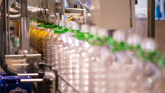 Właśnie w tym czasie do sklepów trafi więcej opakowań ze znakiem kaucyjnym