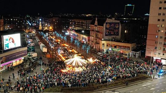 Tłumy na placu Pawła Adamowicza. Trwa manifestacja w obronie wolnych mediów i TVN