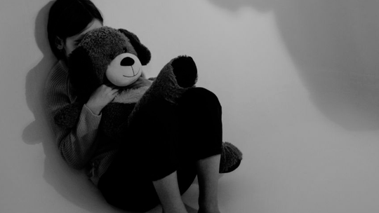 Tragedie w rodzinach. Dziewczynka raniona nożem, a 7-miesięczne niemowlę nagle zmarło