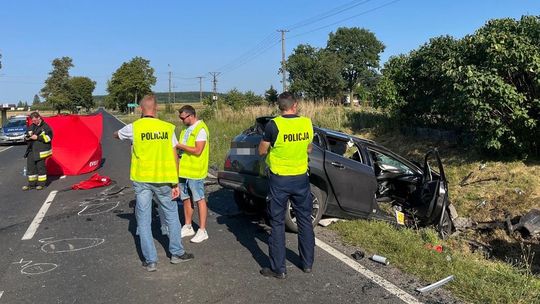 Tragiczne skutki czołowego zderzenia dwóch aut osobowych