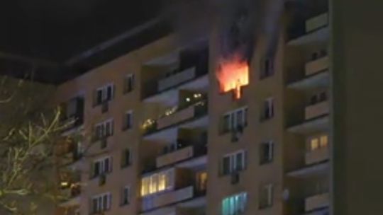 Tragiczny pożar przy ul. 1 Maja w Szczecinie. Nie żyje kobieta, mężczyzna walczy o życie