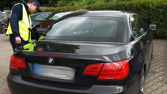 Trzeźwa żona z prawem jazdy posadziła za kierownicę BMW pijanego męża