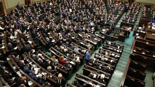 Przetasowanie na scenie politycznej. Dlaczego poparcie dla radykałów rośnie, a PiS stoi w miejscu?