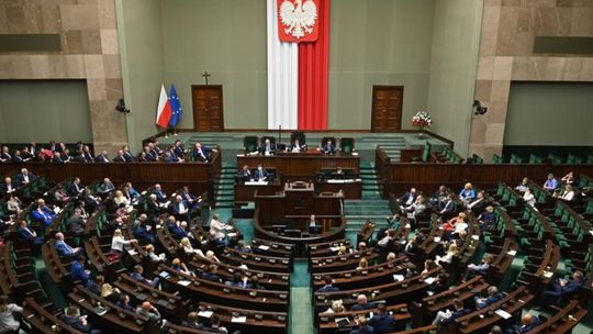 Tusk wygrywa sondaż IBRiS: Wyniki KO bez większości w Sejmie, prawicowa koalicja ma 239 mandatów