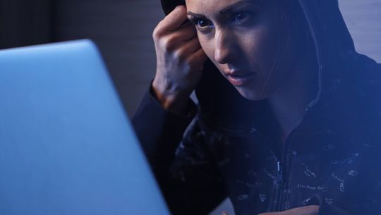 Reklamy na FB pokazują fikcyjne twarze i fałszywe inwestycje. Ofiarami często padają zwykli użytkownicy