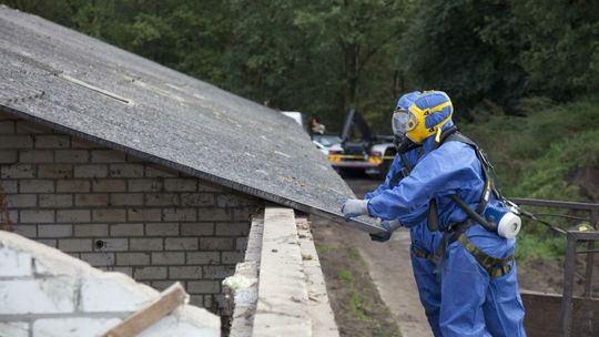 Tykająca bomba na polskich dachach. Z azbestem jeszcze długo sobie nie poradzimy [DANE Z WOJEWÓDZTW]