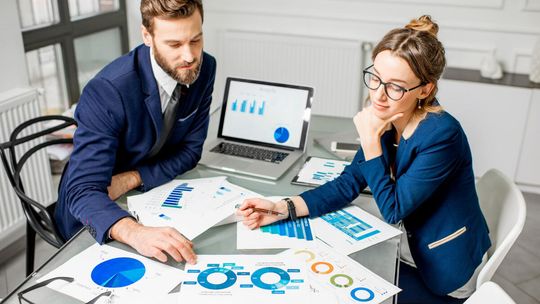 Tak zarabia się w NFZ. Średnia wysoka, bo dyrektorzy dużo zarabiają