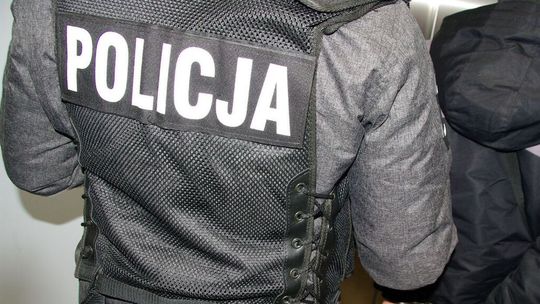 Uciekał przed policją i przebrał się w krzakach. Jak 33-latek z pięcioma zakazami wpadł