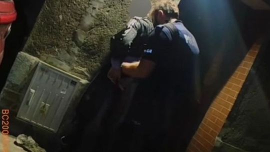 Uciekał przed policją i schował się w śmietniku. Szokujący finał pościgu